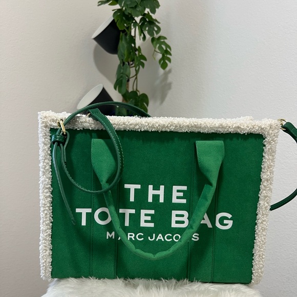 MARC JACOBS The Tote Bag Medium Suede & Sherpa Trim - Picture 15 of 16